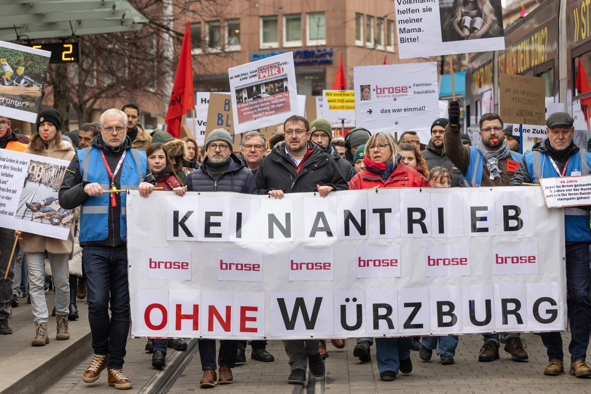 Demozug durch die Würzburger Innenstadt – der Rückhalt in der Stadt ist riesig.