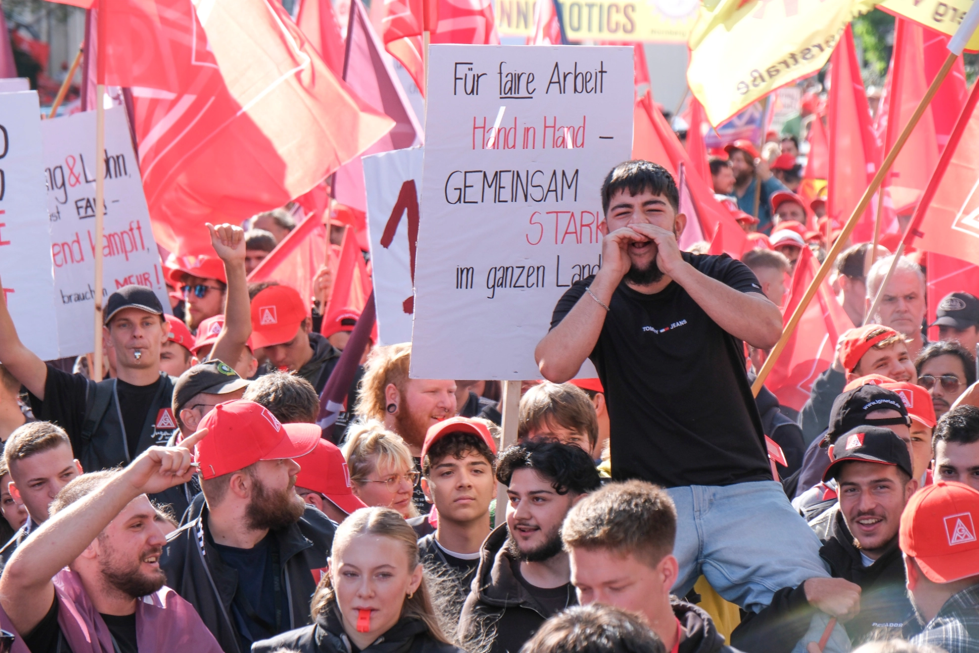 5000 Beschäftigte demonstrieren bei der 1. Tarifverhandlung für die bayerische Metall- und Elektroindustrie in München für ihre Forderungen.