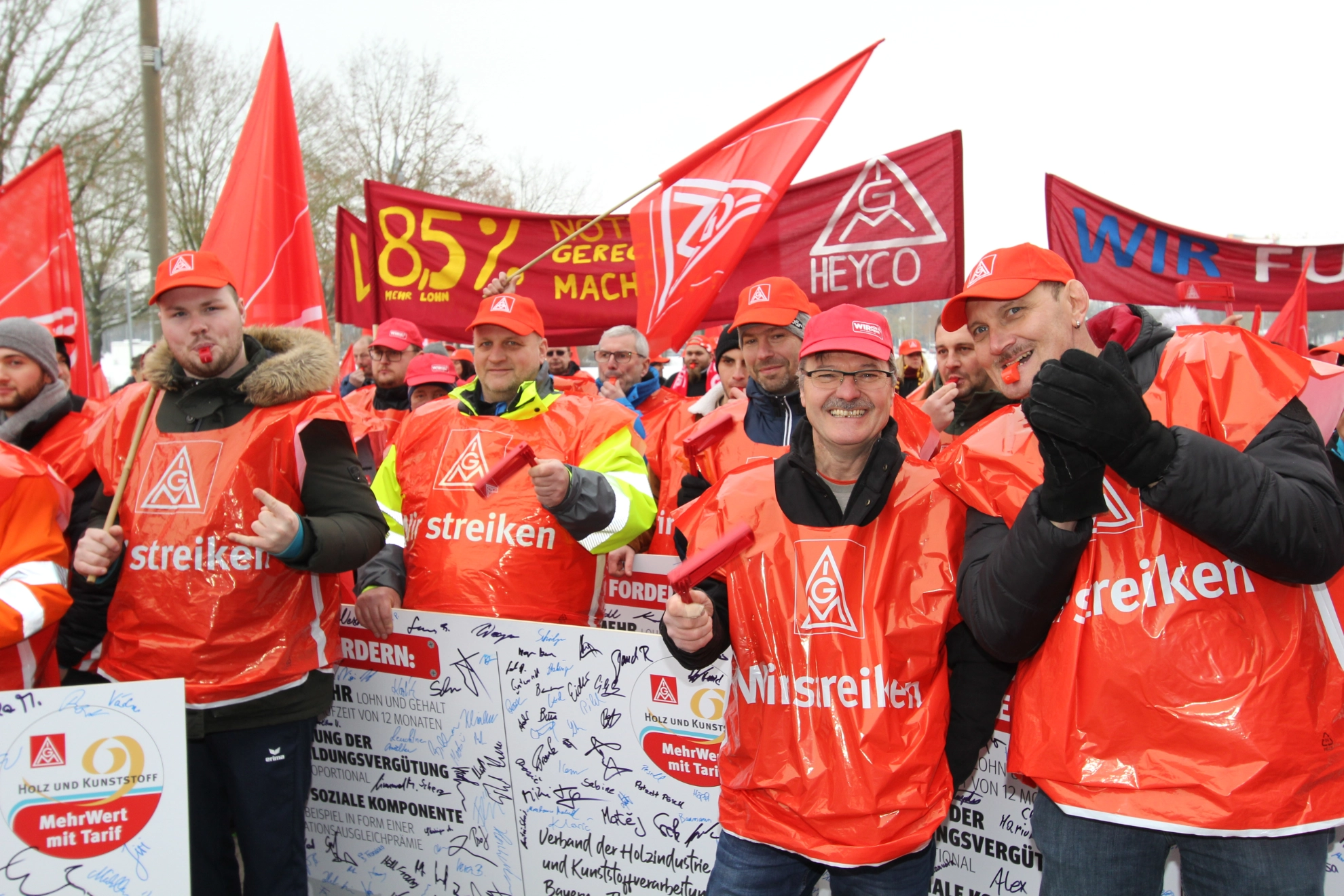 450 Beschäftigte aus neun Betrieben der bayerischen holz- und kunststoffverarbeitenden Industrie haben am 7. Dezember 2023 in Straubing mit einer Demonstration vor der ersten Tarifverhandlung Druck auf die Arbeitgeber gemacht. Beteiligte Betriebe: Heyco (Tittling), Sanipa (Treuchtlingen), Novem Car Interior (Vorbach), Jeld-Wen (Oettingen), Bayerwald (Neukirchen), Völkl (Straubing), Peri (Weißenhorn), Steelcase (Rosenheim) und Hamberger (Stephanskirchen).