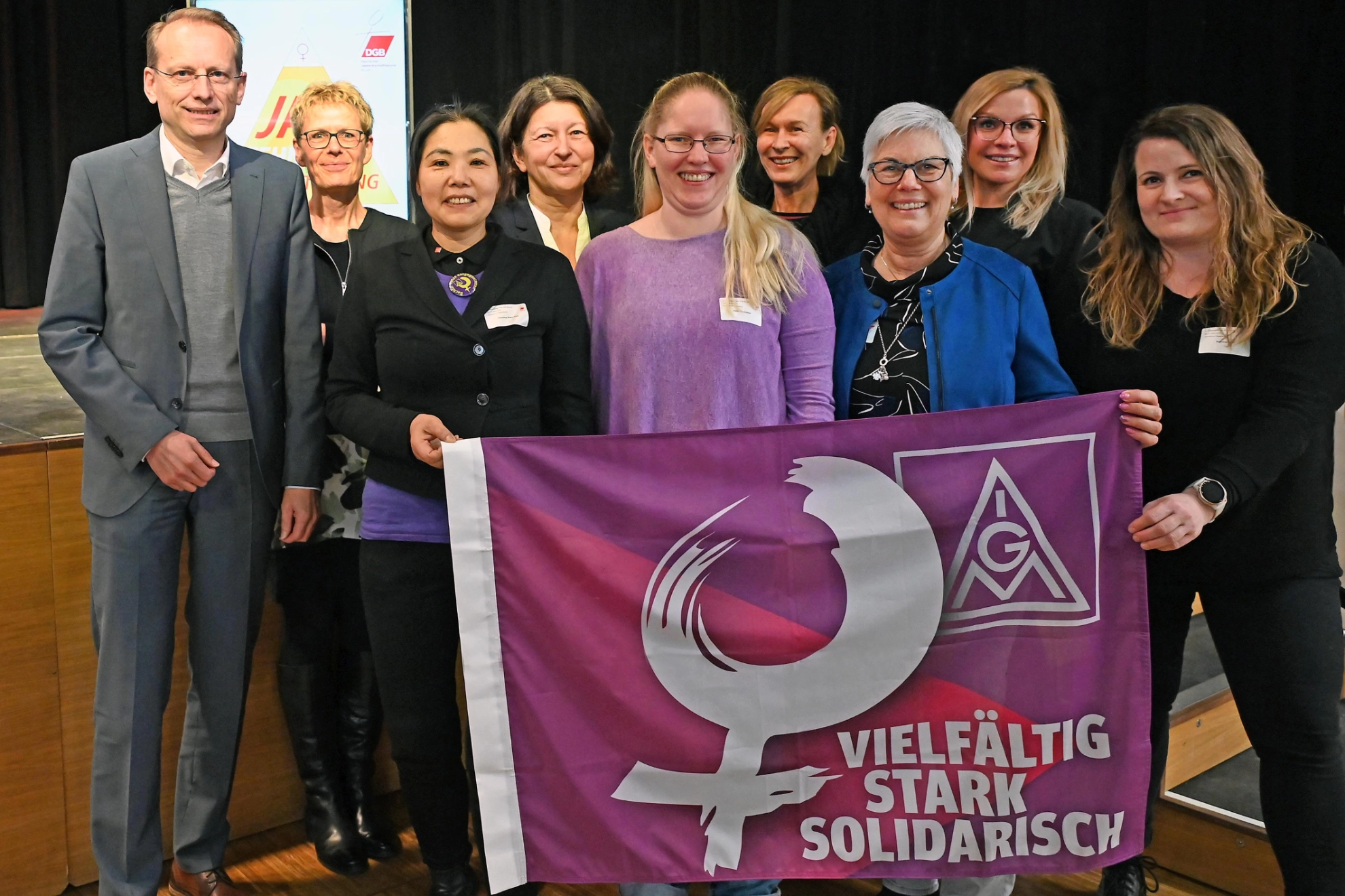Beim 4. DGB-Frauengipfel in Bayern am 11. März 2023 waren auch zahlreiche IG Metall-Frauen vertreten. Mit im Bild der DGB Bayern-Vorsitzende Bernhard Stiedl und die stellvertretende DGB Bayern-Vorsitzende Verena di Pasquale (4.v.l.).