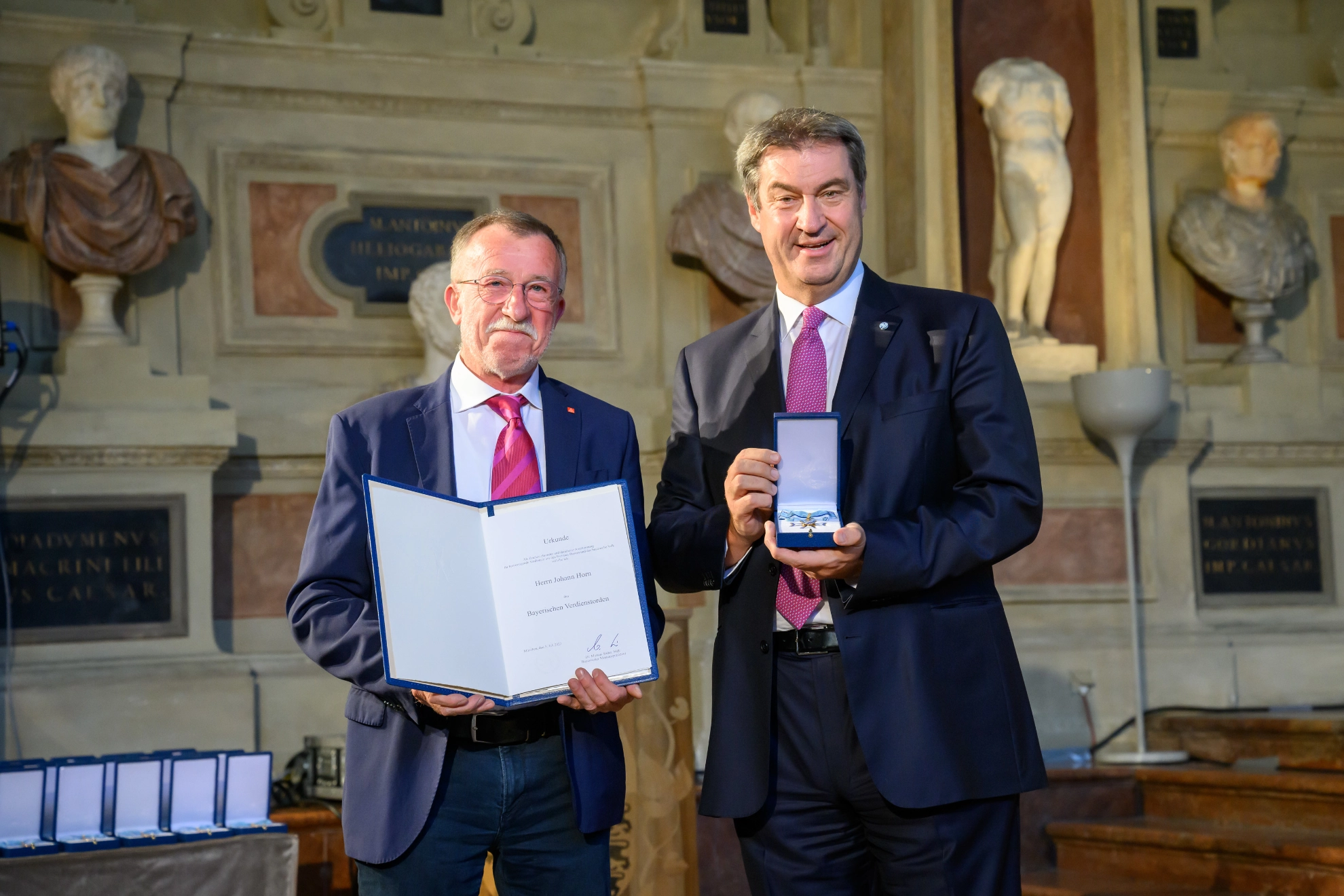 Bayerischer Verdienstorden für den ehemaligen Bezirksleiter Johann Horn.