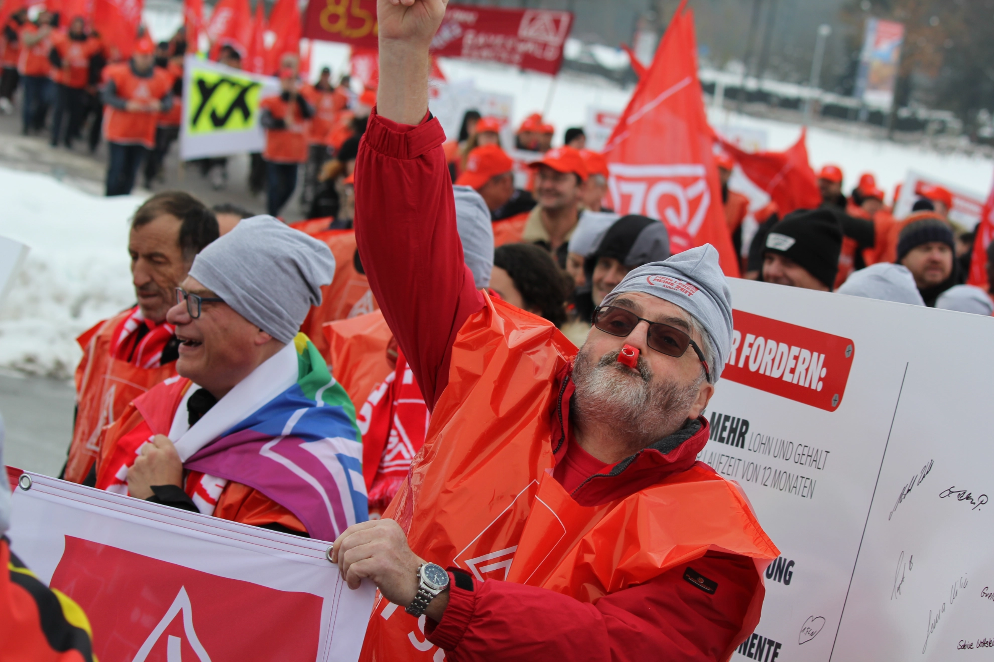 450 Beschäftigte aus neun Betrieben der bayerischen holz- und kunststoffverarbeitenden Industrie haben am 7. Dezember 2023 in Straubing mit einer Demonstration vor der ersten Tarifverhandlung Druck auf die Arbeitgeber gemacht. Beteiligte Betriebe: Heyco (Tittling), Sanipa (Treuchtlingen), Novem Car Interior (Vorbach), Jeld-Wen (Oettingen), Bayerwald (Neukirchen), Völkl (Straubing), Peri (Weißenhorn), Steelcase (Rosenheim) und Hamberger (Stephanskirchen).