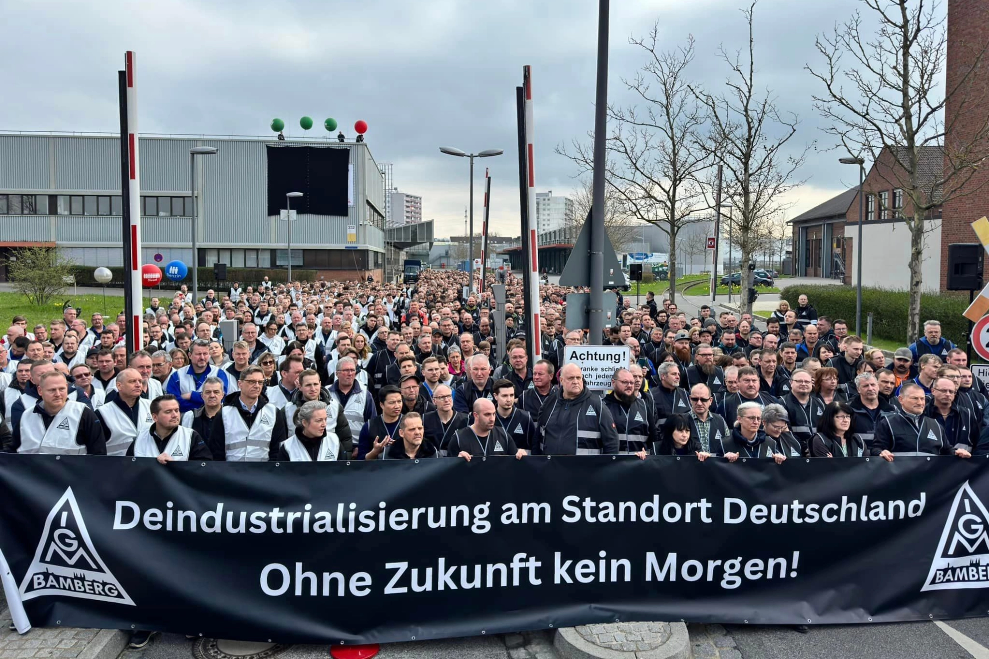 Protest bei Bosch Bamberg mit 1000 Beschäftigten in schwarzen Westen. So viele Stellen will der Konzern allein an diesem Standort abbauen.