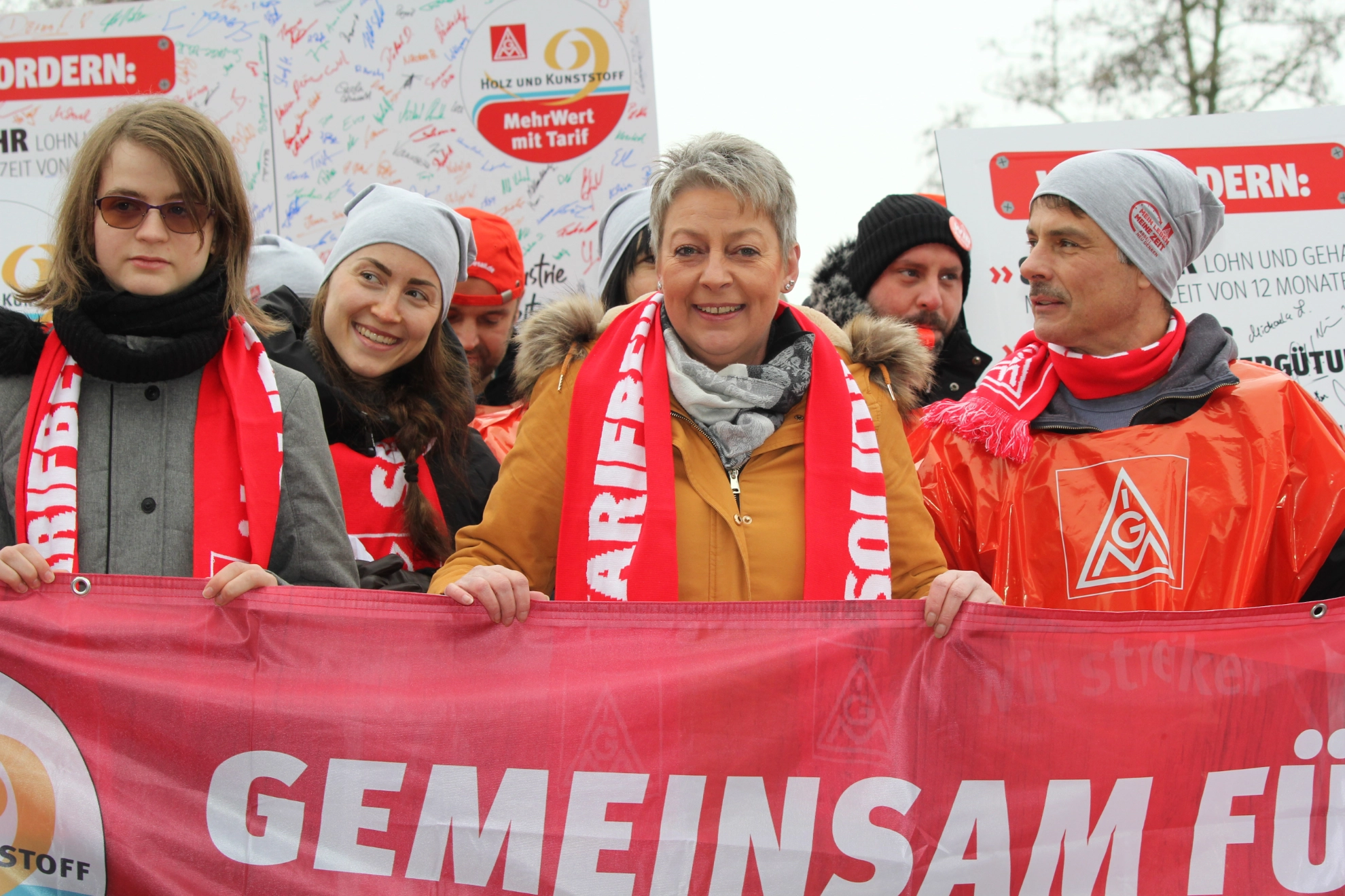 450 Beschäftigte aus neun Betrieben der bayerischen holz- und kunststoffverarbeitenden Industrie haben am 7. Dezember 2023 in Straubing mit einer Demonstration vor der ersten Tarifverhandlung Druck auf die Arbeitgeber gemacht. Beteiligte Betriebe: Heyco (Tittling), Sanipa (Treuchtlingen), Novem Car Interior (Vorbach), Jeld-Wen (Oettingen), Bayerwald (Neukirchen), Völkl (Straubing), Peri (Weißenhorn), Steelcase (Rosenheim) und Hamberger (Stephanskirchen).