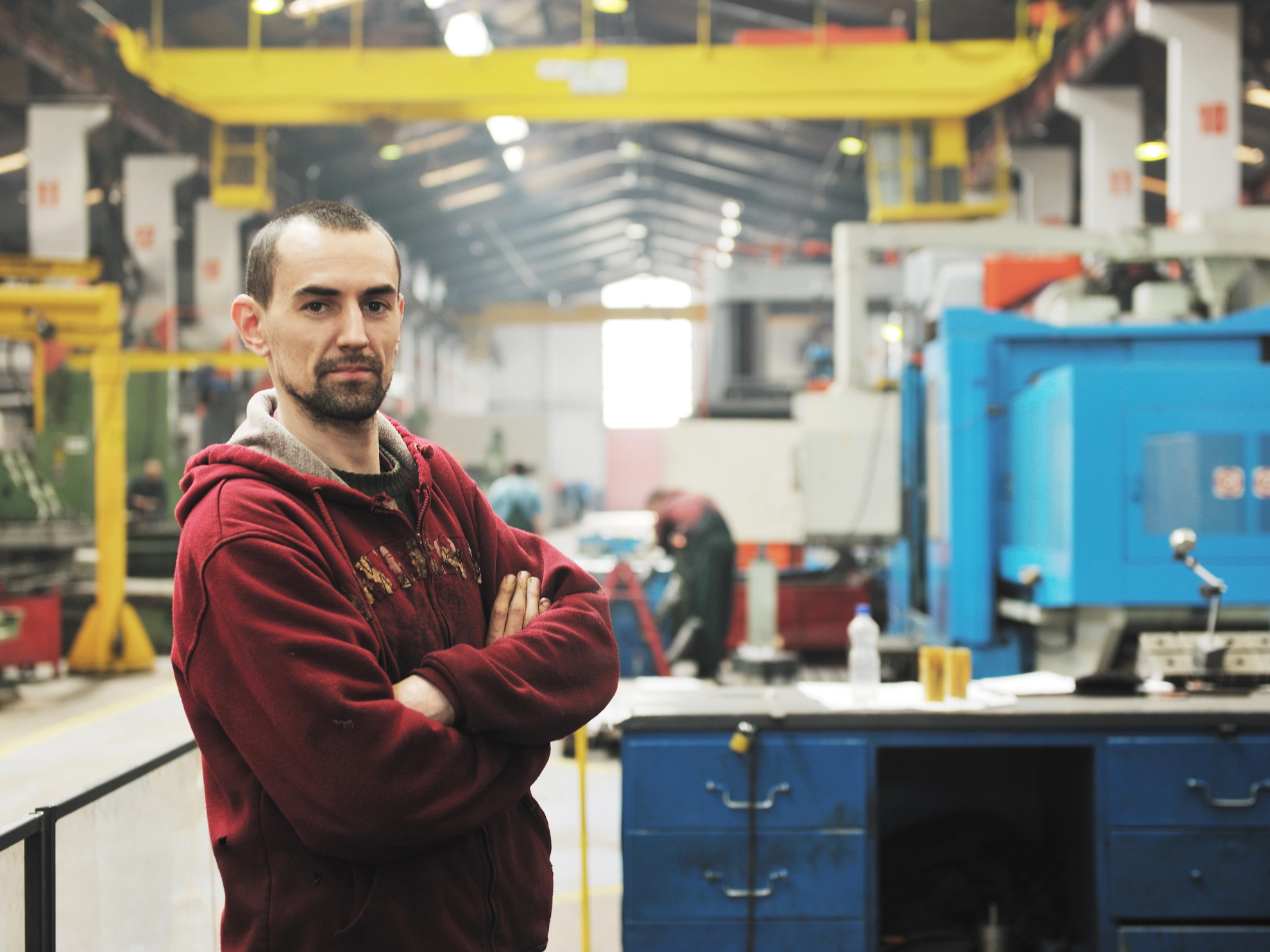 20260423_Fabrikarbeiter in Werkhalle_Symbolbild