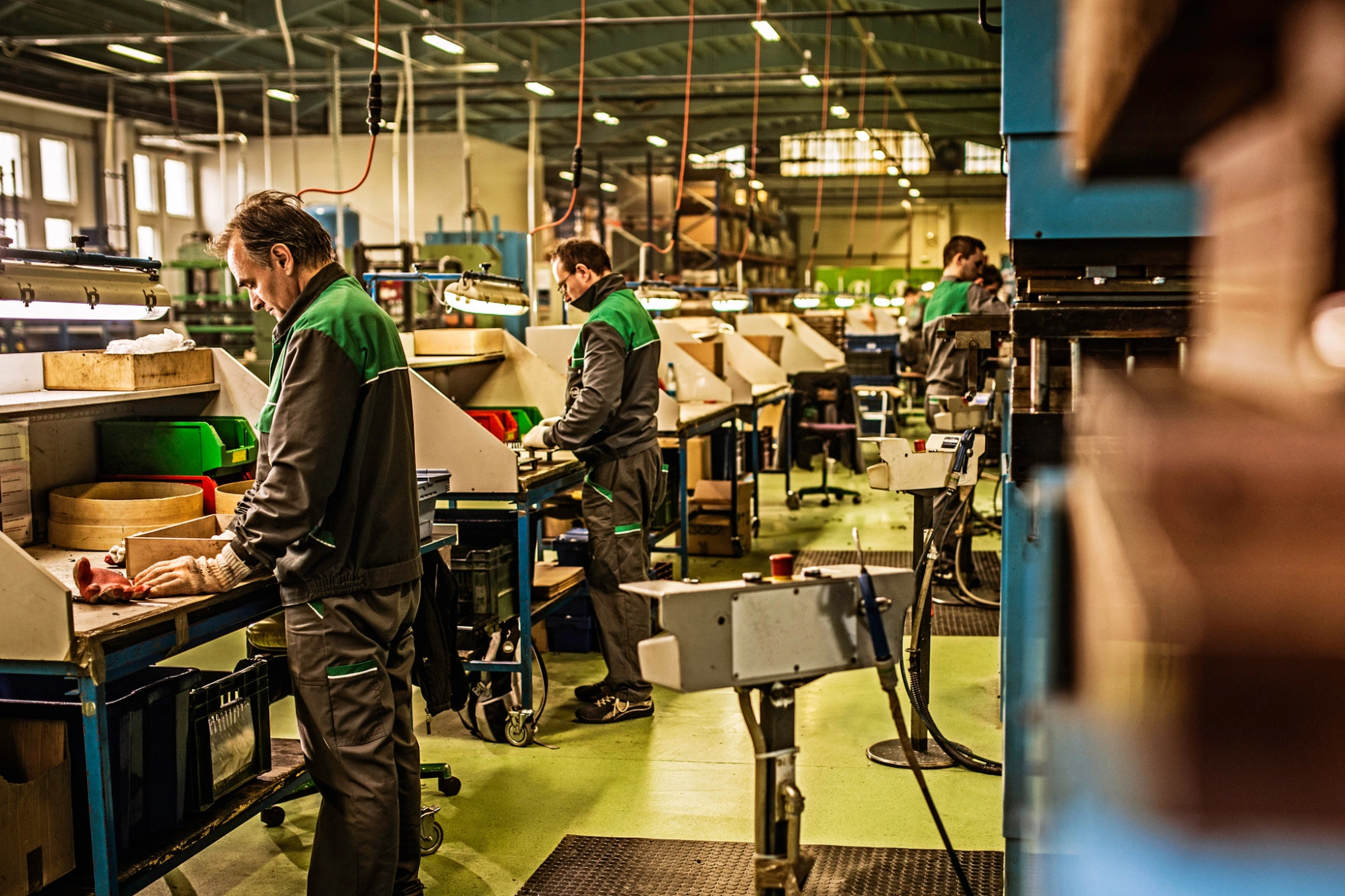 Zwei Männer in einer Produktionsstätte.