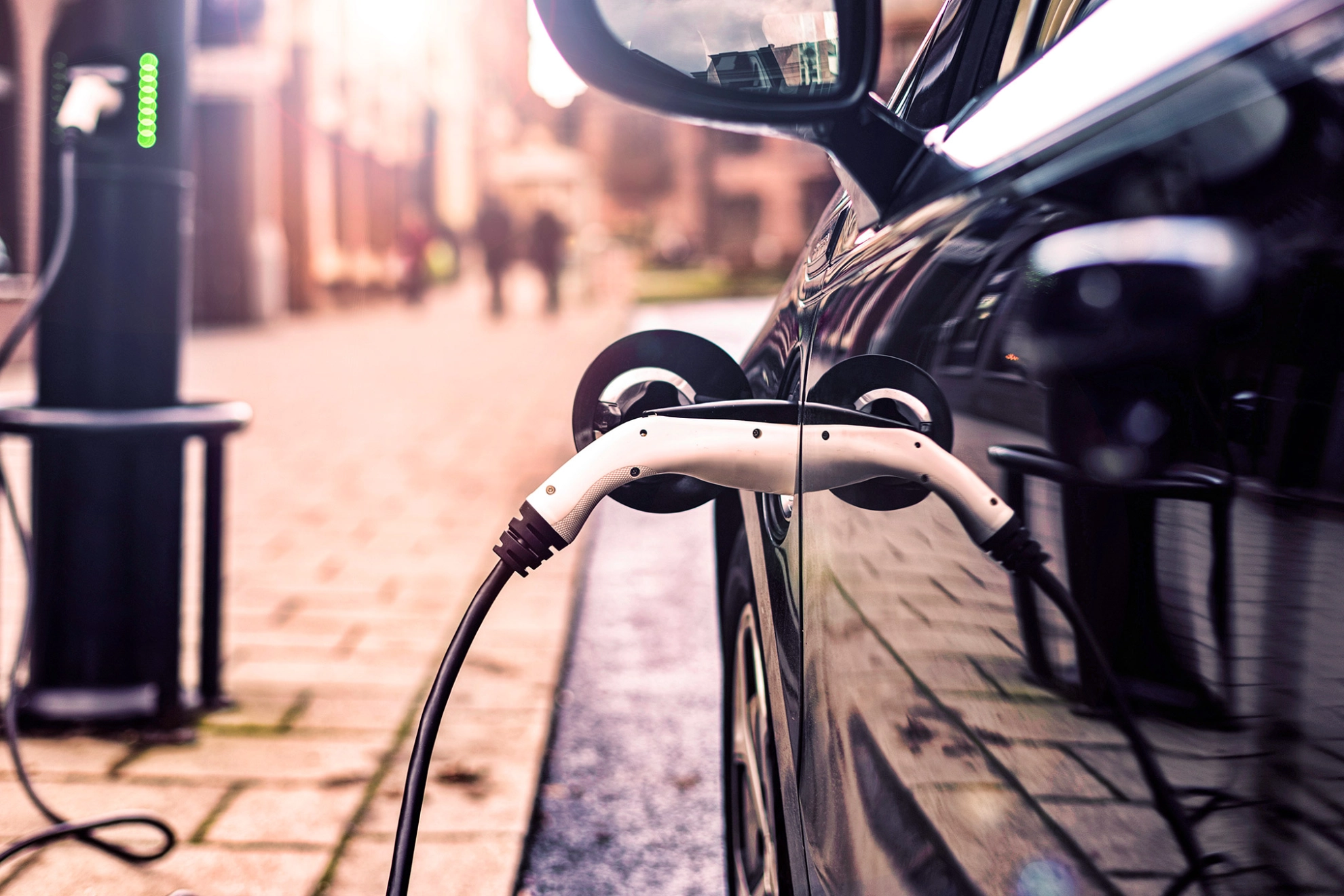 Ein Elektroauto steht an einer Ladestation