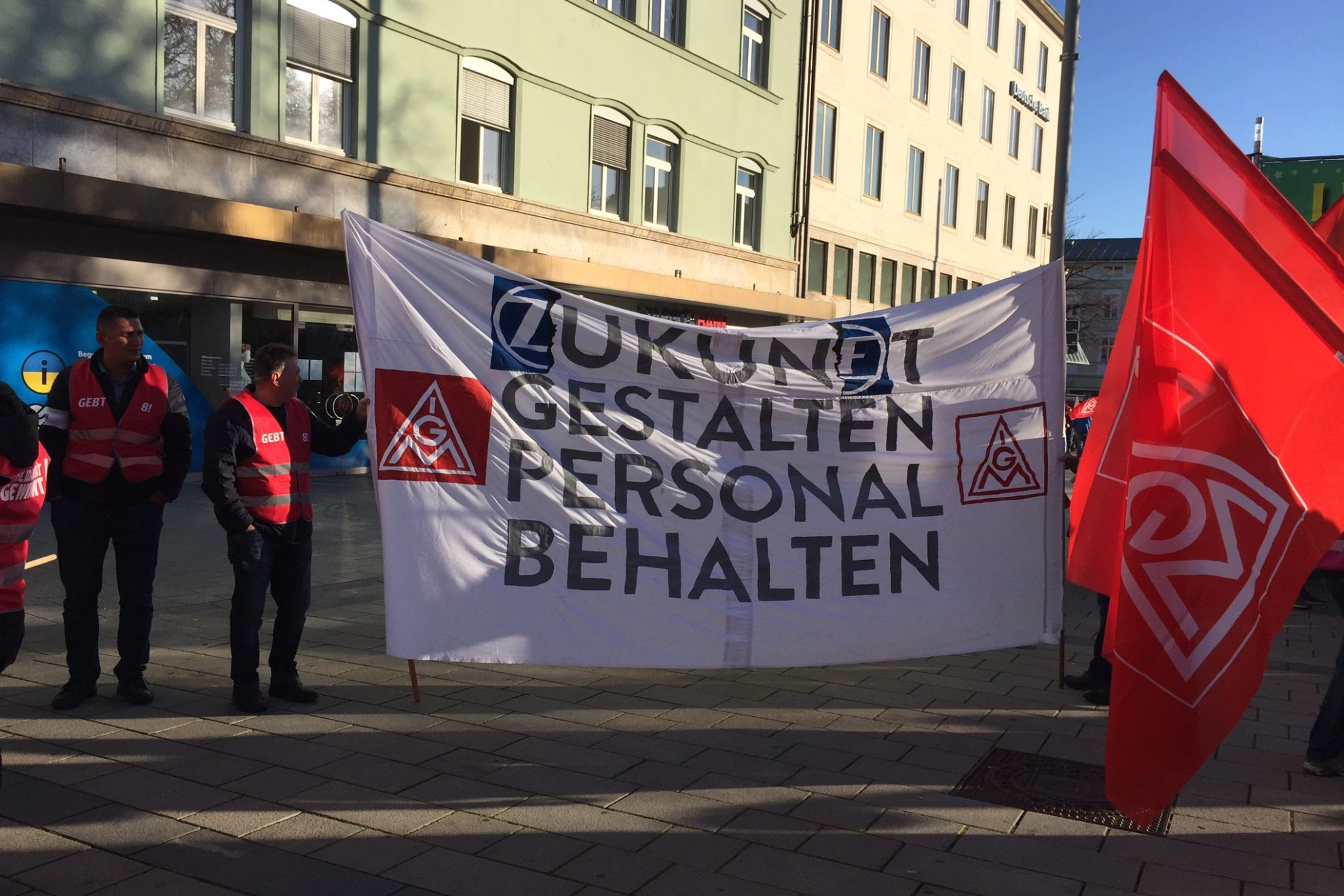 Transparent der Kolleg*innen von ZF bei der Tarifaktion am 27. Oktober 2022 in Augsburg, Bild7