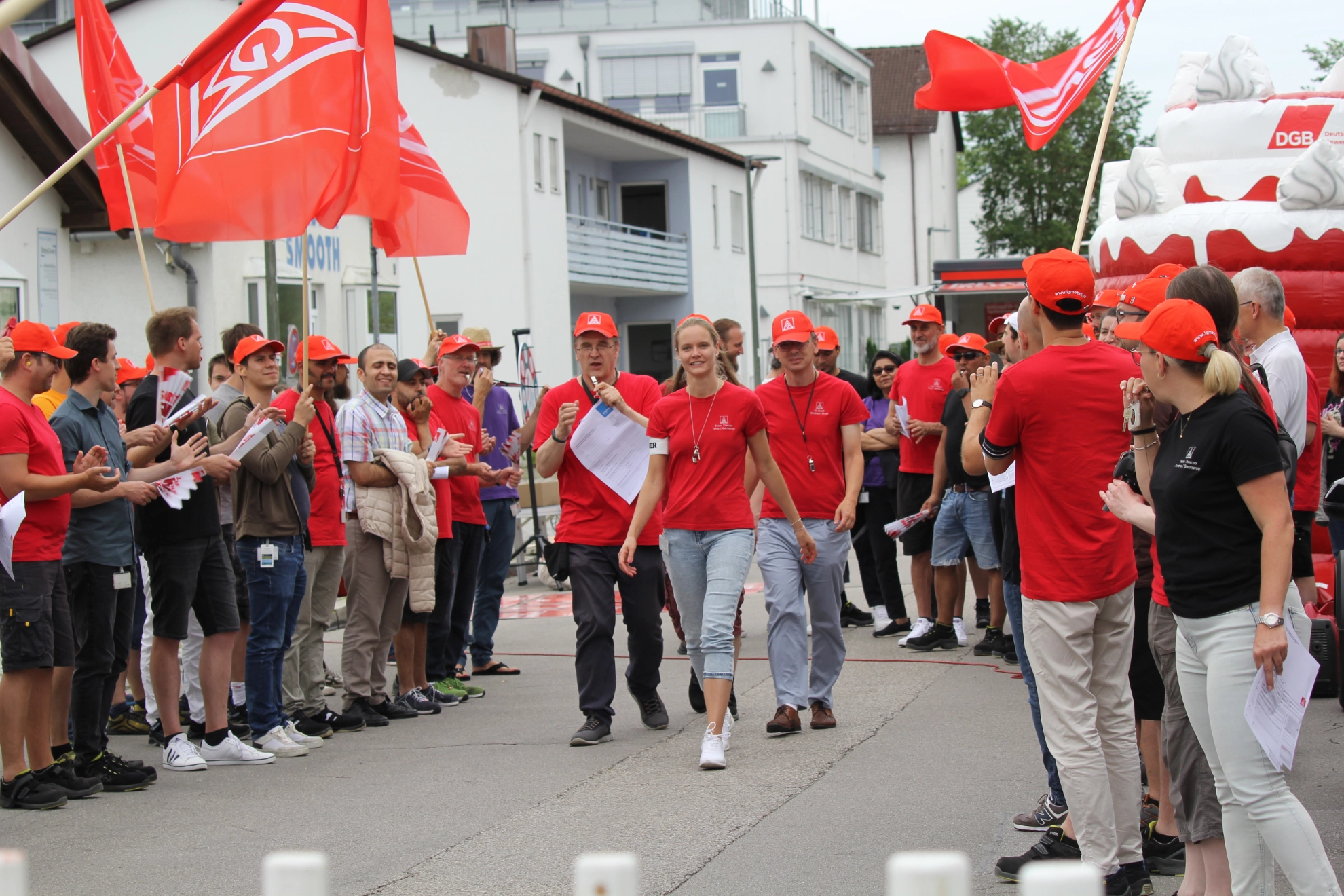 Vertrauenskörperleiterin Tanja Becke (Mitte) im Einsatz beim zweiten Warnstreik für einen Tarifvertrag bei Dionex Softron in Germering