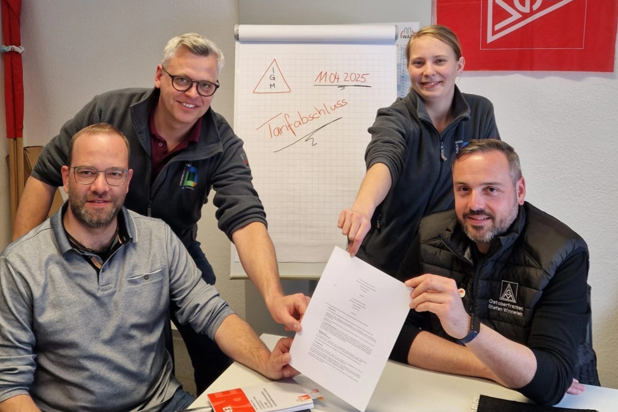 Verhandelten erfolgreich einen Haustarifvertrag für die Beschäftigten von Groeneveld-Beka in Pegnitz: die Betriebsräte Markus Pesahl, Frank Steffel, Elisabeth Müller und Stefan Winnerlein, Erster Bevollmächtigter der IG Metall Ostoberfranken (von links).