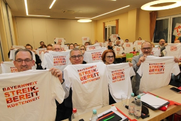 Gruß an den Bezirk Küste: Die Tarifkommission Bayern hat das gemeinsam erzielte Ergebnis angenommen.