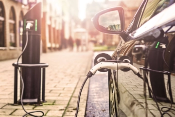 Ein Elektroauto an einer Ladestation.