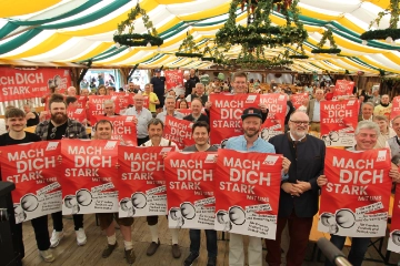 500 Gewerkschafter*innen bei der Kundgebung am Tag der Arbeit 2025 in Passau auf der Maidult.