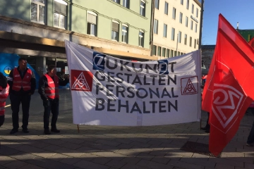 Transparent der Kolleg*innen von ZF bei der Tarifaktion am 27. Oktober 2022 in Augsburg, Bild7