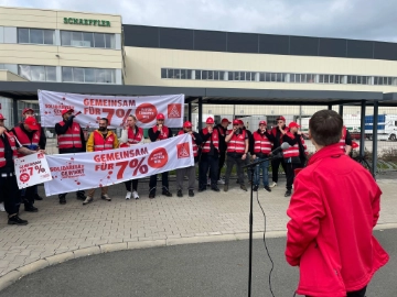 14.000 Warnstreikende in über 70 Betrieben setzen Signal nach dritter Tarifverhandlung