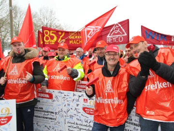 450 Beschäftigte demonstrieren in Straubing für mehr Geld