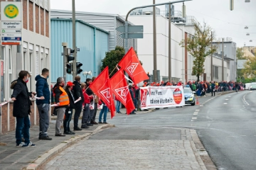 Überall in Bayern demonstrieren Beschäftigte für sichere Arbeitsplätze und Zukunftsperspektiven
