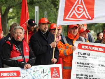 100 Beschäftigte der Schreib- und Zeichengeräteindustrie demonstrieren zum Tarifauftakt in Nürnberg