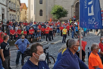 Tausende Schaeffler-Beschäftigte in Bayern protestieren gegen Stellenabbau