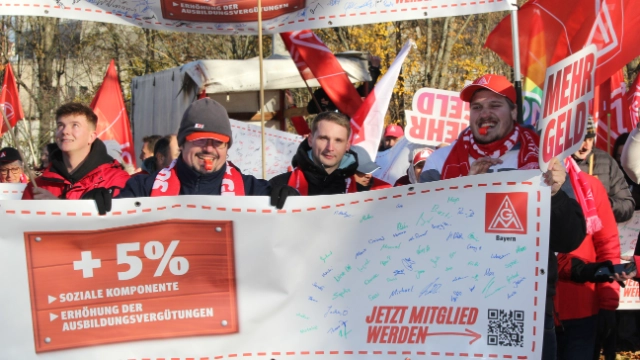 Tarifrunde Holz und Kunststoff: Verhandlungsbegleitende Aktion in Nürnberg. 1. Verhandlung in Nürnberg.