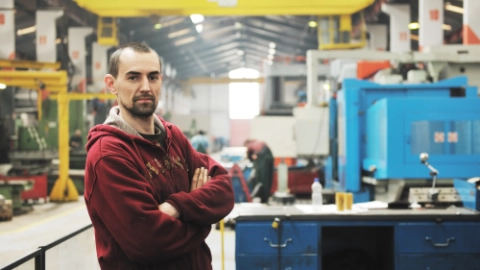 20260423_Fabrikarbeiter in Werkhalle_Symbolbild