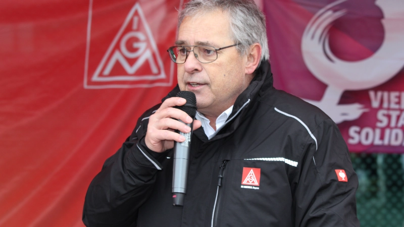 450 Beschäftigte aus neun Betrieben der bayerischen holz- und kunststoffverarbeitenden Industrie haben am 7. Dezember 2023 in Straubing mit einer Demonstration vor der ersten Tarifverhandlung Druck auf die Arbeitgeber gemacht. Beteiligte Betriebe: Heyco (Tittling), Sanipa (Treuchtlingen), Novem Car Interior (Vorbach), Jeld-Wen (Oettingen), Bayerwald (Neukirchen), Völkl (Straubing), Peri (Weißenhorn), Steelcase (Rosenheim) und Hamberger (Stephanskirchen).