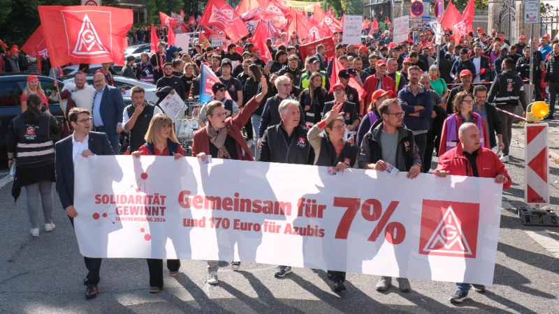 5000 Beschäftigte demonstrieren bei der 1. Tarifverhandlung für die bayerische Metall- und Elektroindustrie 2024 in München für 7 Prozent mehr Geld und 170 Euro mehr für Azubis.