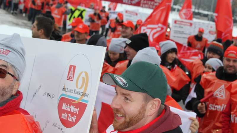 450 Beschäftigte aus neun Betrieben der bayerischen holz- und kunststoffverarbeitenden Industrie haben am 7. Dezember 2023 in Straubing mit einer Demonstration vor der ersten Tarifverhandlung Druck auf die Arbeitgeber gemacht. Beteiligte Betriebe: Heyco (Tittling), Sanipa (Treuchtlingen), Novem Car Interior (Vorbach), Jeld-Wen (Oettingen), Bayerwald (Neukirchen), Völkl (Straubing), Peri (Weißenhorn), Steelcase (Rosenheim) und Hamberger (Stephanskirchen).