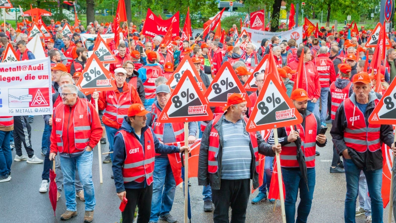 Vor der ersten Verhandlung in Bayern demonstrierten 4000 Beschäftigte in Nürnberg.