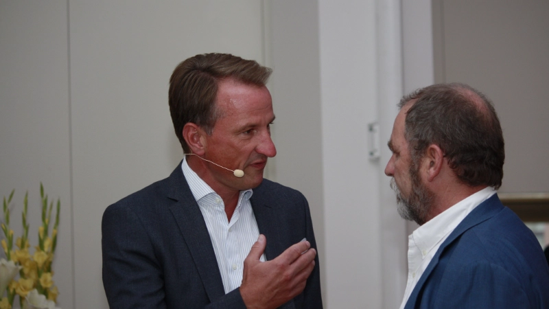 Christoph Huß mit Dirk Vilsmeier (Bayerischer Rundfunk), Moderator der Podiumsdiskussion