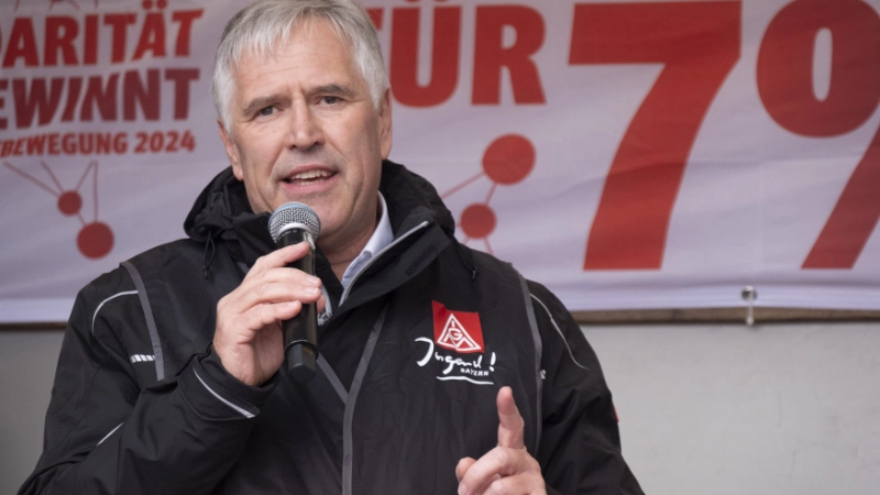 3500 Beschäftigte haben bei der 2. Tarifverhandlung für die bayerische Metall- und Elektroindustrie in Nürnberg für 7 Prozent mehr Geld und 170 Euro mehr für Auszubildende demonstriert.