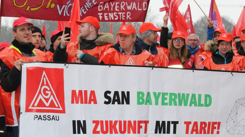450 Beschäftigte aus neun Betrieben der bayerischen holz- und kunststoffverarbeitenden Industrie haben am 7. Dezember 2023 in Straubing mit einer Demonstration vor der ersten Tarifverhandlung Druck auf die Arbeitgeber gemacht. Beteiligte Betriebe: Heyco (Tittling), Sanipa (Treuchtlingen), Novem Car Interior (Vorbach), Jeld-Wen (Oettingen), Bayerwald (Neukirchen), Völkl (Straubing), Peri (Weißenhorn), Steelcase (Rosenheim) und Hamberger (Stephanskirchen).