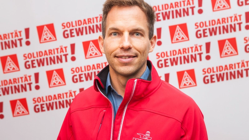 Alexander Farrenkopf, Vertrauenskörperleiter BMW München: "Genau" zuhören – das war Jacky als Bezirksleiter immer wichtig. So hat er es auch vorgelebt. Er hat sich besonders für die Themen unserer Mitglieder interessiert, den Bezirk auch in unbequemen Themen vertreten und er hat zum Hörer gegriffen – auch ohne etwas zu brauchen. Gerade in schwierigen Zeiten konnten wir uns auf seine Unterstützung verlassen. Dafür sagen wir Danke!