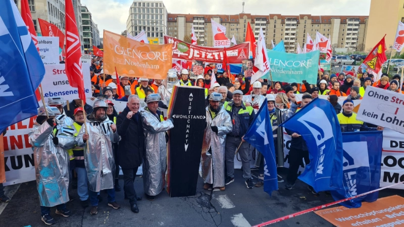 Aktionstag Brückenstrompreis: Beschäftige Lech-Stahlwerke in Meitingen demonstrieren in Berlin