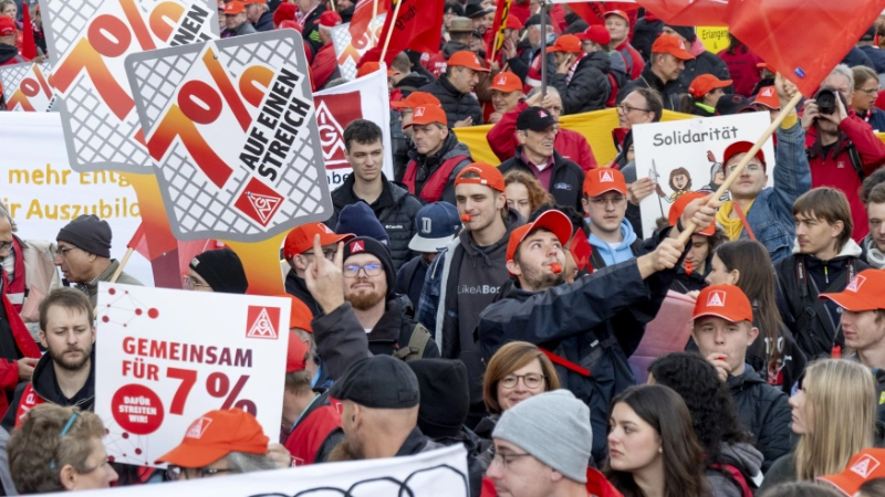 3500 Beschäftigte haben bei der 2. Tarifverhandlung für die bayerische Metall- und Elektroindustrie in Nürnberg für 7 Prozent mehr Geld und 170 Euro mehr für Auszubildende demonstriert.