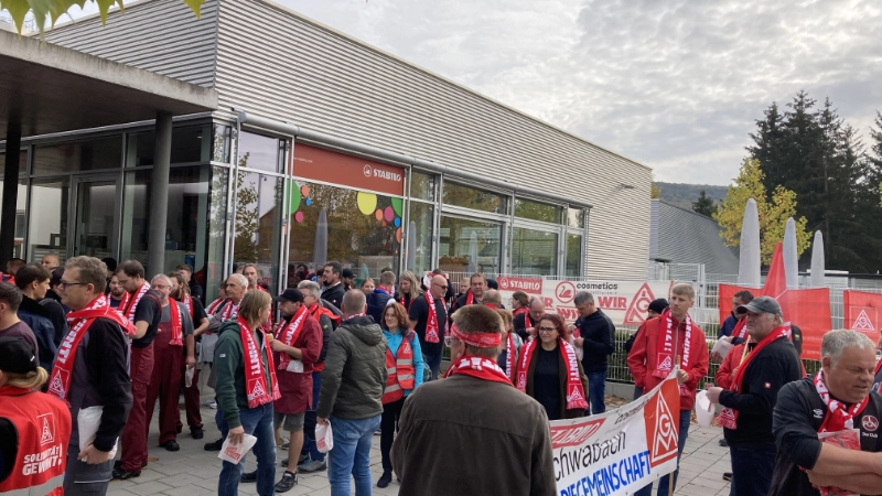 280 Kolleginnen und Kollegen legten bei Schwan-Stabilo in Weißenburg ihre Arbeit nieder