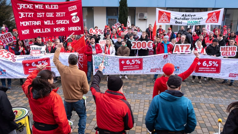Beschäftigte demonstrieren zur zweiten Tarifverhandlung für Textil- und Bekleidungsindustrie am 25. Februar in Ingolstadt.