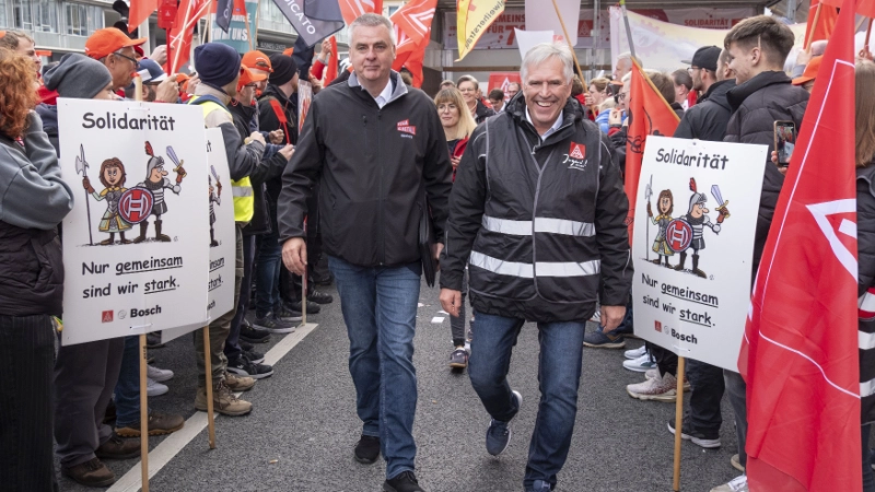 3500 Beschäftigte haben bei der 2. Tarifverhandlung für die bayerische Metall- und Elektroindustrie in Nürnberg für 7 Prozent mehr Geld und 170 Euro mehr für Auszubildende demonstriert.
