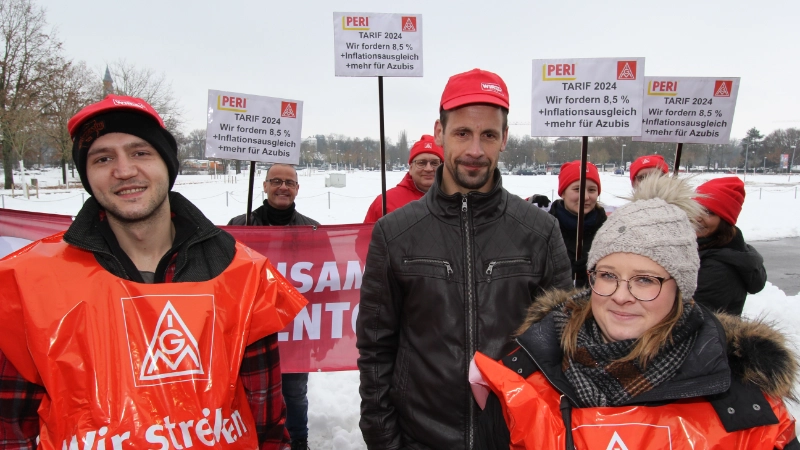 450 Beschäftigte aus neun Betrieben der bayerischen holz- und kunststoffverarbeitenden Industrie haben am 7. Dezember 2023 in Straubing mit einer Demonstration vor der ersten Tarifverhandlung Druck auf die Arbeitgeber gemacht. Beteiligte Betriebe: Heyco (Tittling), Sanipa (Treuchtlingen), Novem Car Interior (Vorbach), Jeld-Wen (Oettingen), Bayerwald (Neukirchen), Völkl (Straubing), Peri (Weißenhorn), Steelcase (Rosenheim) und Hamberger (Stephanskirchen).