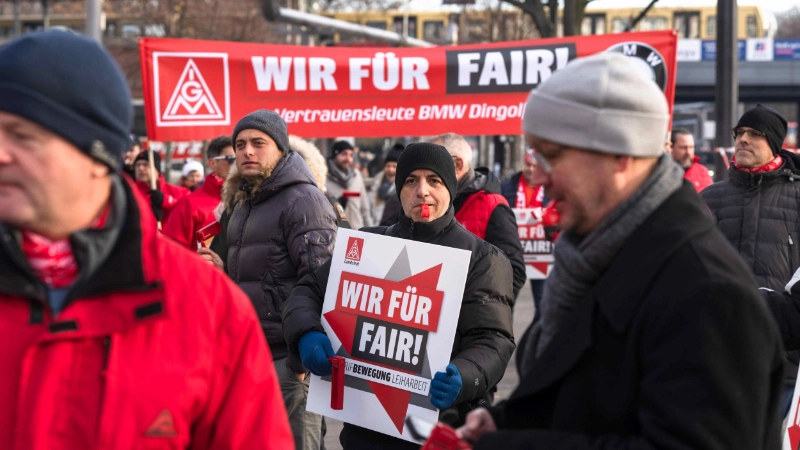 Bayerische Beschäftigte bei der Kundgebung am Rande der 2. Tarifverhandlung in der Leiharbeit in Berlin