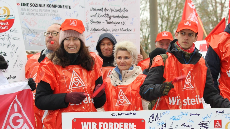450 Beschäftigte aus neun Betrieben der bayerischen holz- und kunststoffverarbeitenden Industrie haben am 7. Dezember 2023 in Straubing mit einer Demonstration vor der ersten Tarifverhandlung Druck auf die Arbeitgeber gemacht. Beteiligte Betriebe: Heyco (Tittling), Sanipa (Treuchtlingen), Novem Car Interior (Vorbach), Jeld-Wen (Oettingen), Bayerwald (Neukirchen), Völkl (Straubing), Peri (Weißenhorn), Steelcase (Rosenheim) und Hamberger (Stephanskirchen).