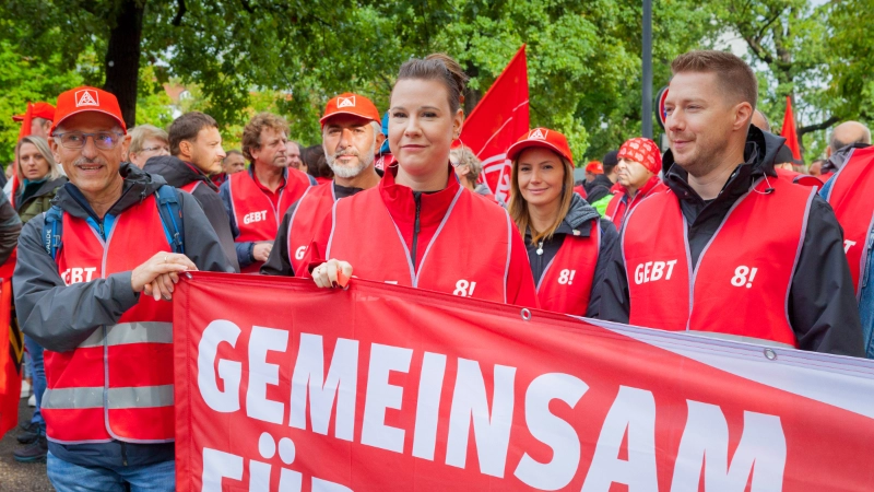 Vor der ersten Verhandlung in Bayern demonstrierten 4000 Beschäftigte in Nürnberg.