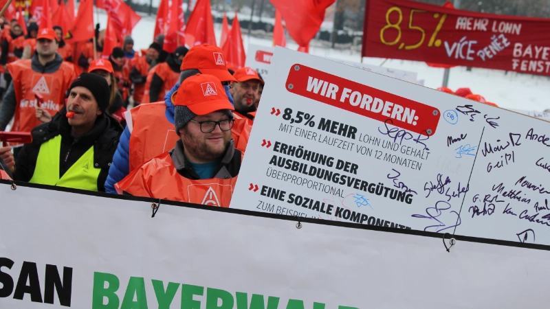 450 Beschäftigte aus neun Betrieben der bayerischen holz- und kunststoffverarbeitenden Industrie haben am 7. Dezember 2023 in Straubing mit einer Demonstration vor der ersten Tarifverhandlung Druck auf die Arbeitgeber gemacht. Beteiligte Betriebe: Heyco (Tittling), Sanipa (Treuchtlingen), Novem Car Interior (Vorbach), Jeld-Wen (Oettingen), Bayerwald (Neukirchen), Völkl (Straubing), Peri (Weißenhorn), Steelcase (Rosenheim) und Hamberger (Stephanskirchen).