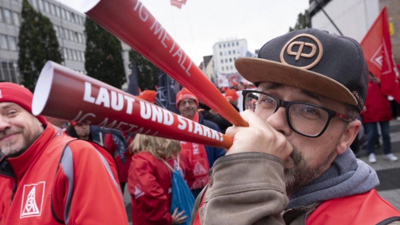 3500 Beschäftigte haben bei der 2. Tarifverhandlung für die bayerische Metall- und Elektroindustrie in Nürnberg für 7 Prozent mehr Geld und 170 Euro mehr für Auszubildende demonstriert.