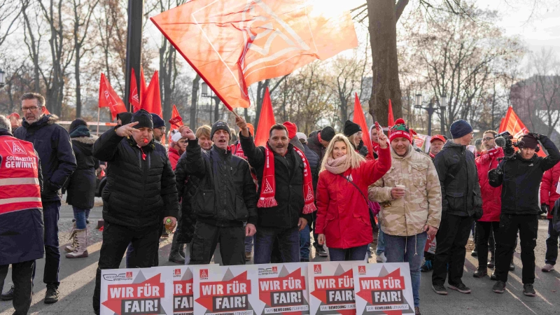 Bayerische Beschäftigte bei der Kundgebung am Rande der 2. Tarifverhandlung in der Leiharbeit in Berlin