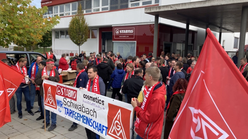 280 Kolleginnen und Kollegen legten bei Schwan-Stabilo in Weißenburg ihre Arbeit nieder