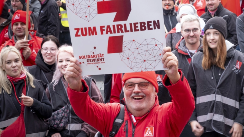 3500 Beschäftigte haben bei der 2. Tarifverhandlung für die bayerische Metall- und Elektroindustrie in Nürnberg für 7 Prozent mehr Geld und 170 Euro mehr für Auszubildende demonstriert.