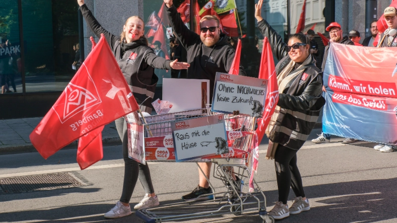 5000 Beschäftigte demonstrieren bei der 1. Tarifverhandlung für die bayerische Metall- und Elektroindustrie 2024 in München für 7 Prozent mehr Geld und 170 Euro mehr für Azubis.