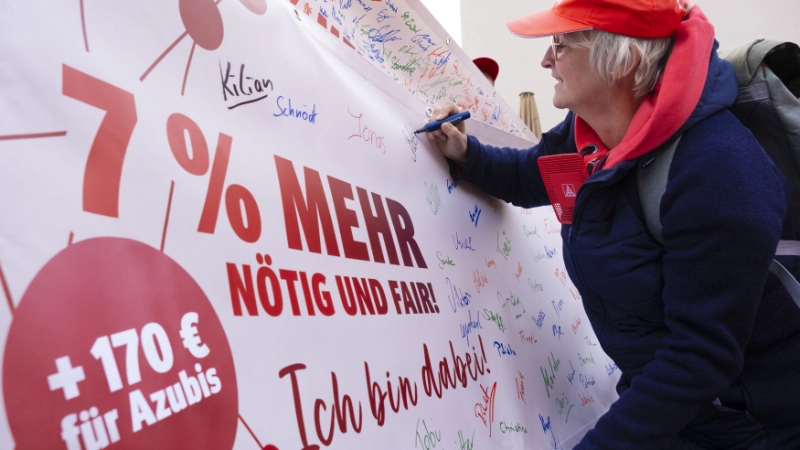 3500 Beschäftigte haben bei der 2. Tarifverhandlung für die bayerische Metall- und Elektroindustrie in Nürnberg für 7 Prozent mehr Geld und 170 Euro mehr für Auszubildende demonstriert.