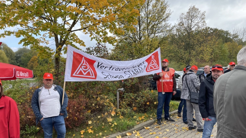 Bei Schwan-Stabilo am Standort Heroldsberg haben sich 320 Kolleginnen und Kollegen am Warnstreik beteiligt - darunter die komplette Fertigung